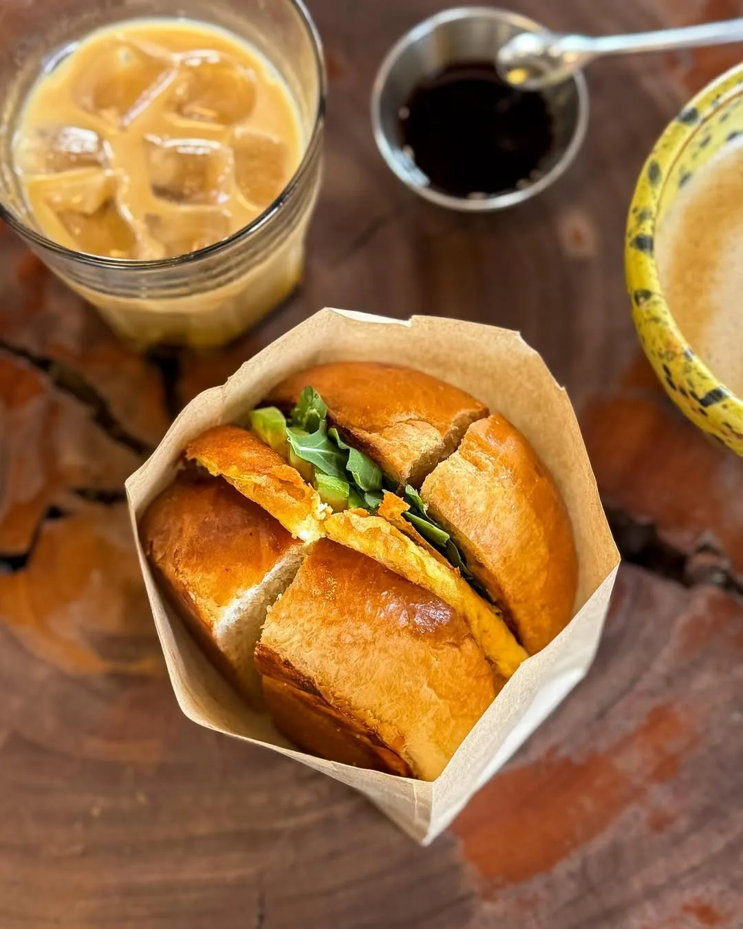 Sándwich y café frío desde arriba